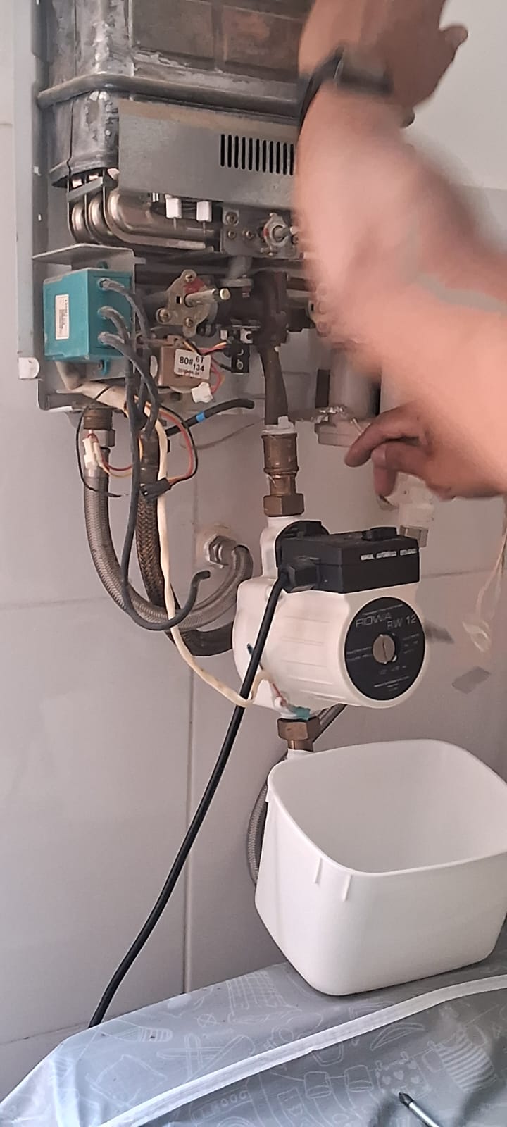 Técnico da V8 Aquecedores consertando um aquecedor a gás no Rio de Janeiro
