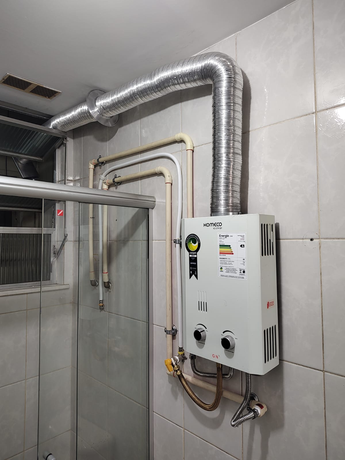 Instalação de aquecedor a gás com tubulação de gás feita pela V8 no Rio de Janeiro