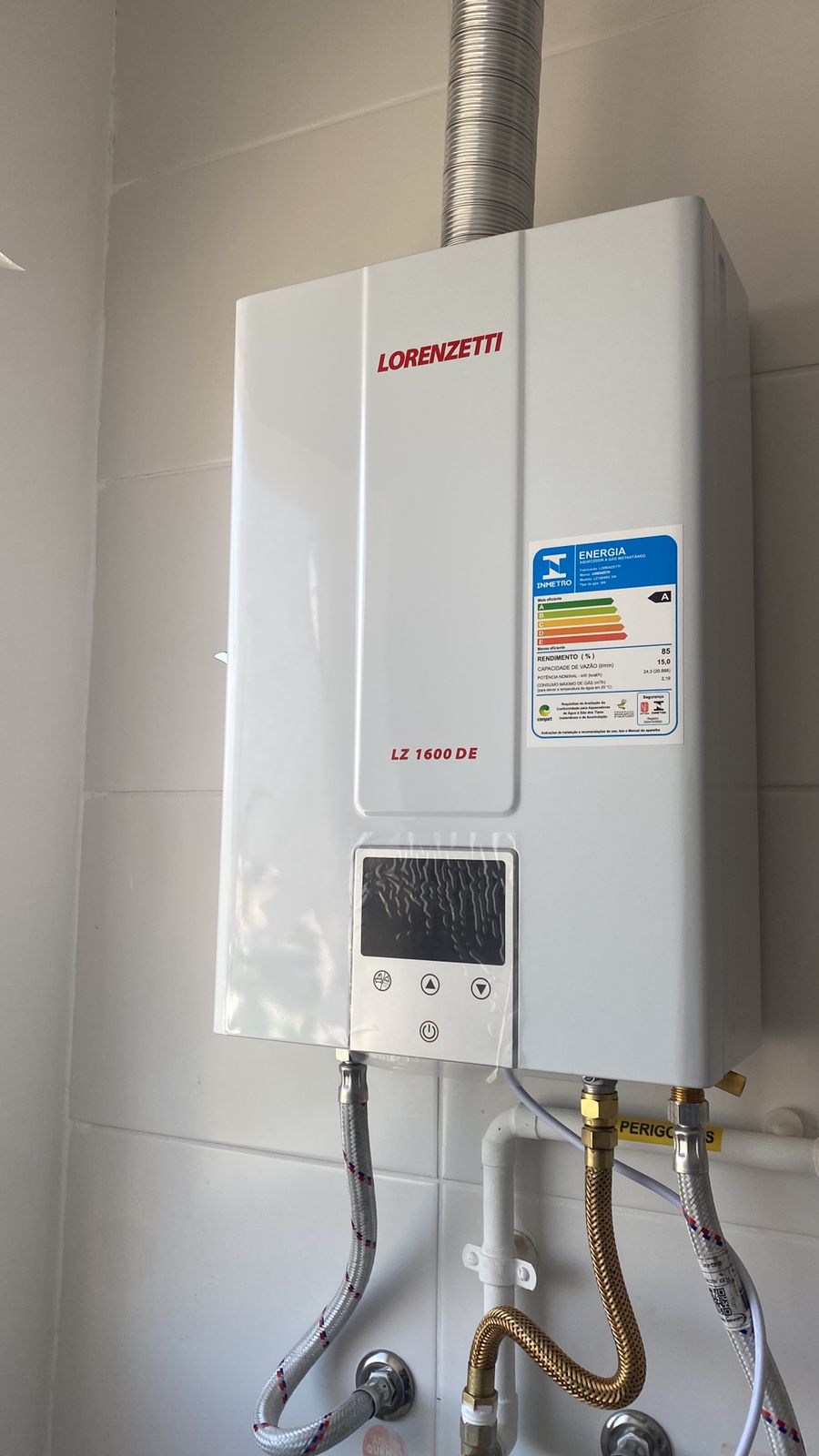 Aquecedor a gás Lorenzetti digital instalado pela V8 no Rio de Janeiro