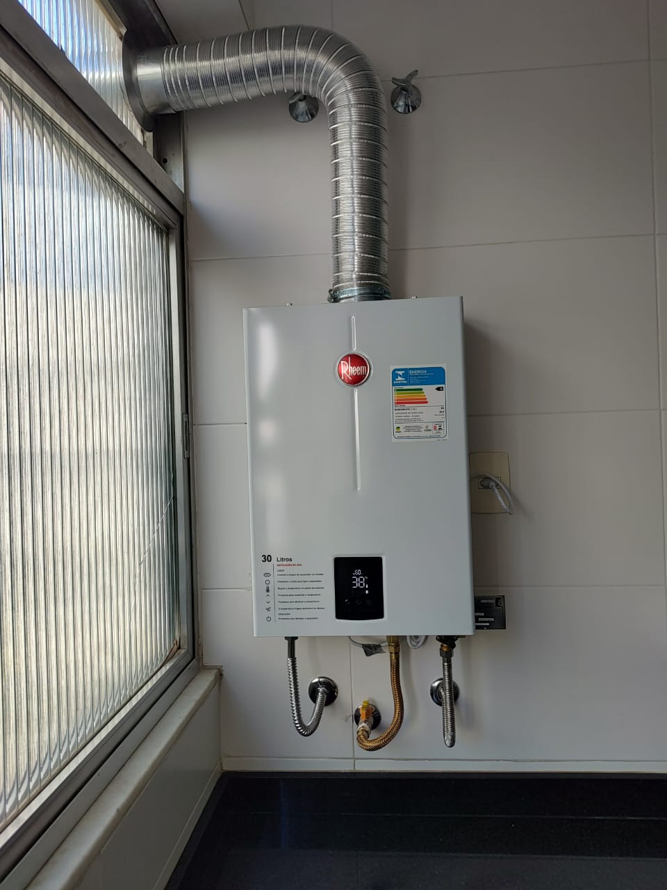 Aquecedor a gás Rheem instalado pela V8 Aquecedores no Rio de Janeiro